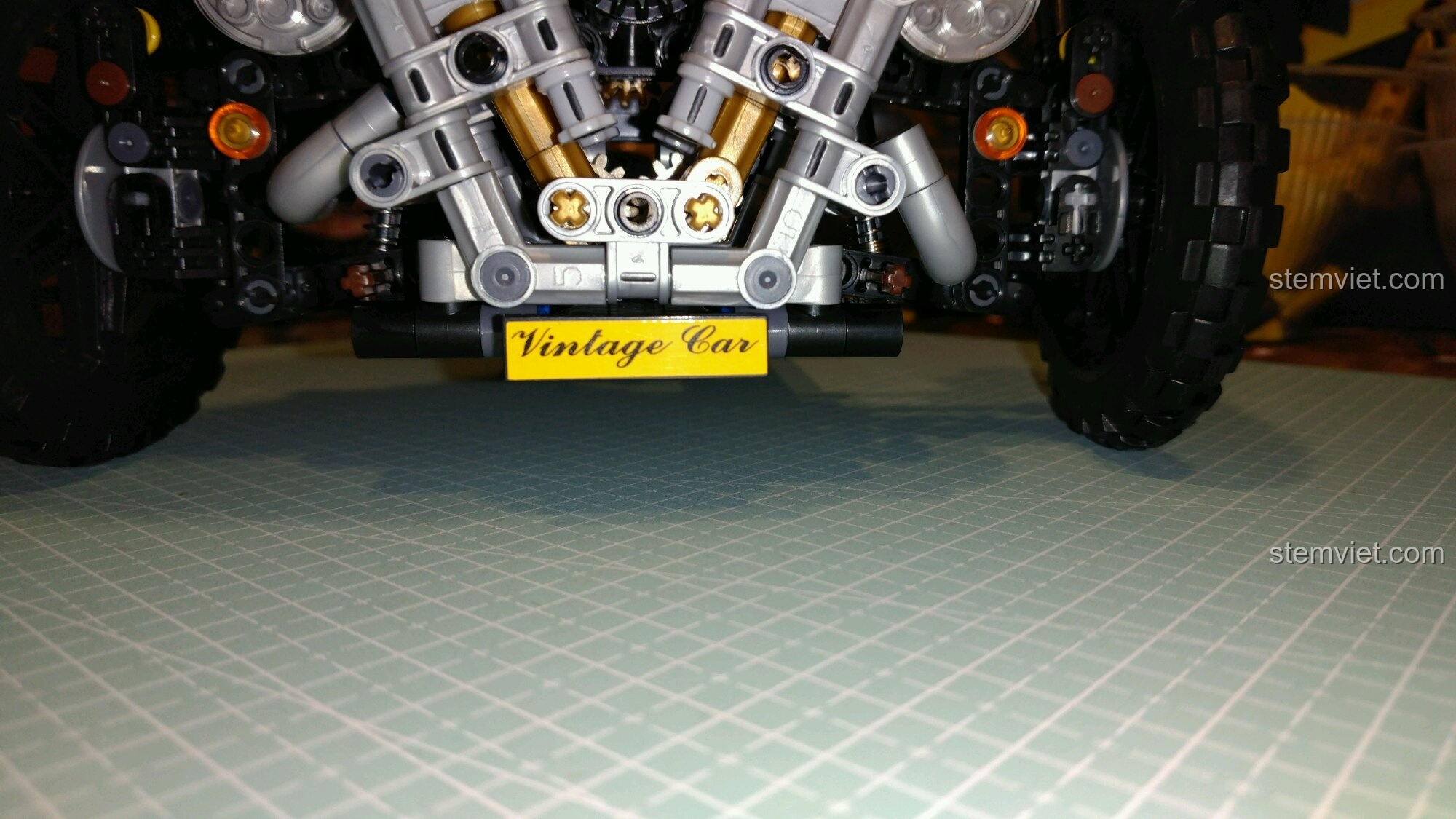 Hộp số màu vàng đồng của bộ lắp ráp Xe Cổ Điển Anh Quốc 65, có chức năng chuyển đổi hướng quay.