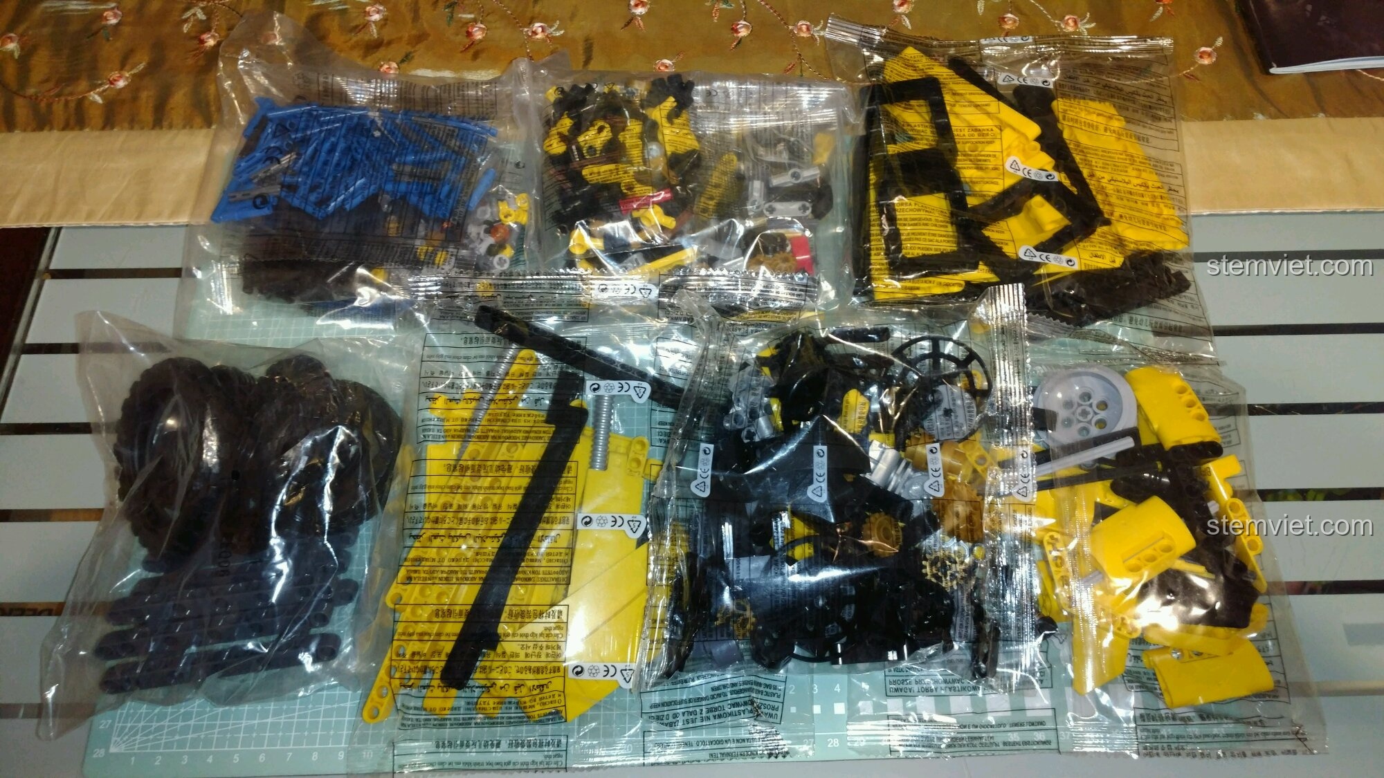 Toàn bộ 7 túi linh kiện của bộ lắp ráp Xe Cổ Điển Anh Quốc 65, sẵn sàng cho quá trình lắp ráp.