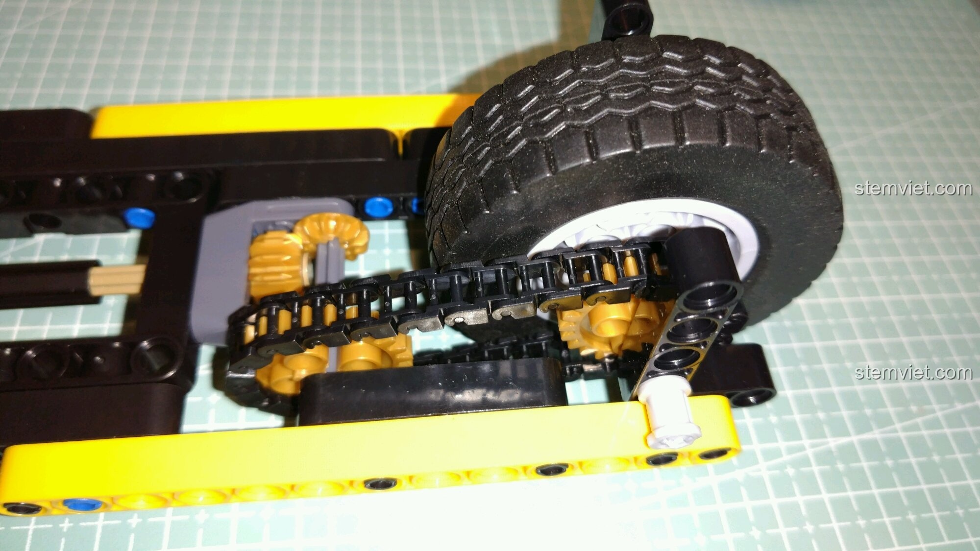 Hệ thống truyền động bằng xích của bộ lắp ráp Xe Cổ Điển Anh Quốc 65, tái hiện chân thực.