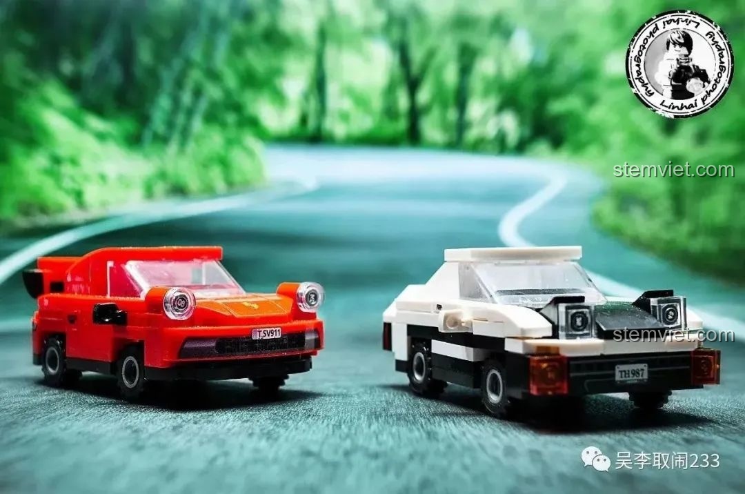 Hai mô hình xe cổ điển và VW T1 Forange FC8279 trong bối cảnh cắm trại.