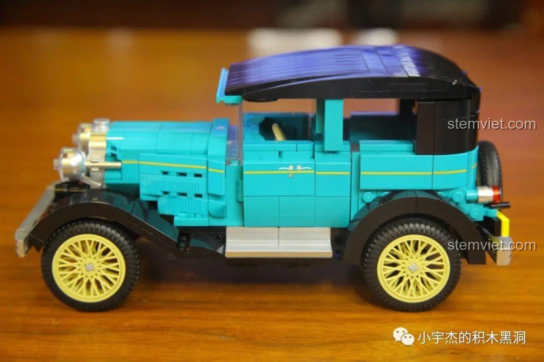 Mô hình xe cổ điển màu xanh ngọc từ bộ sưu tập Beijing Auto Museum của SEMBO.