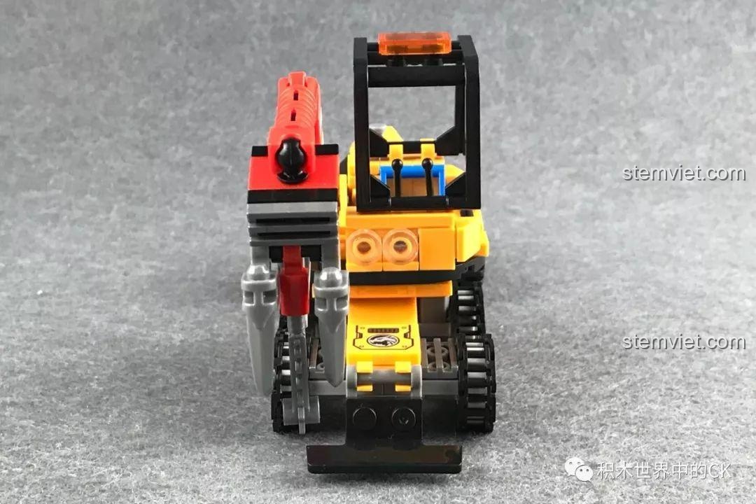 Mô hình xe cứu hộ bánh xích màu vàng trong bộ SEMBO 603015, có cần cẩu và gắp.