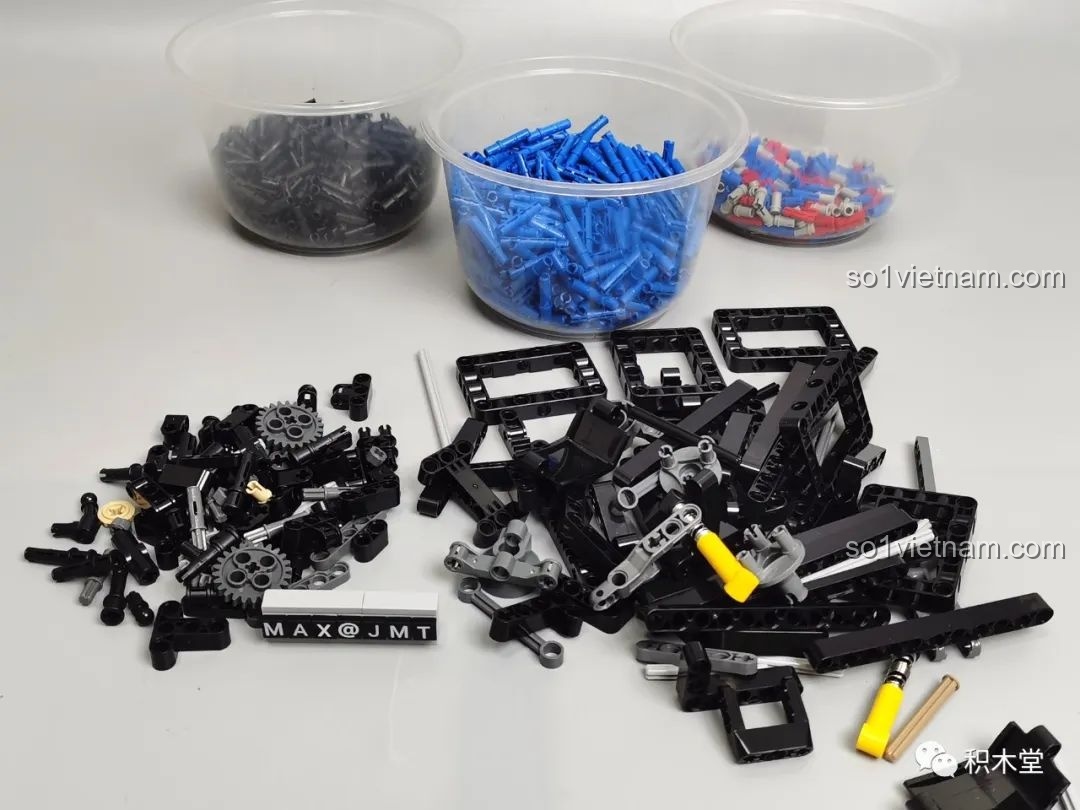 Các chi tiết nhựa của bộ sản phẩm Xe Cứu Hộ Unimog T4023 Taigaole