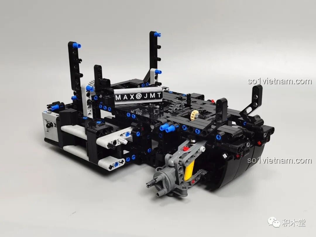 Động cơ V6 trong suốt đang được lắp ráp