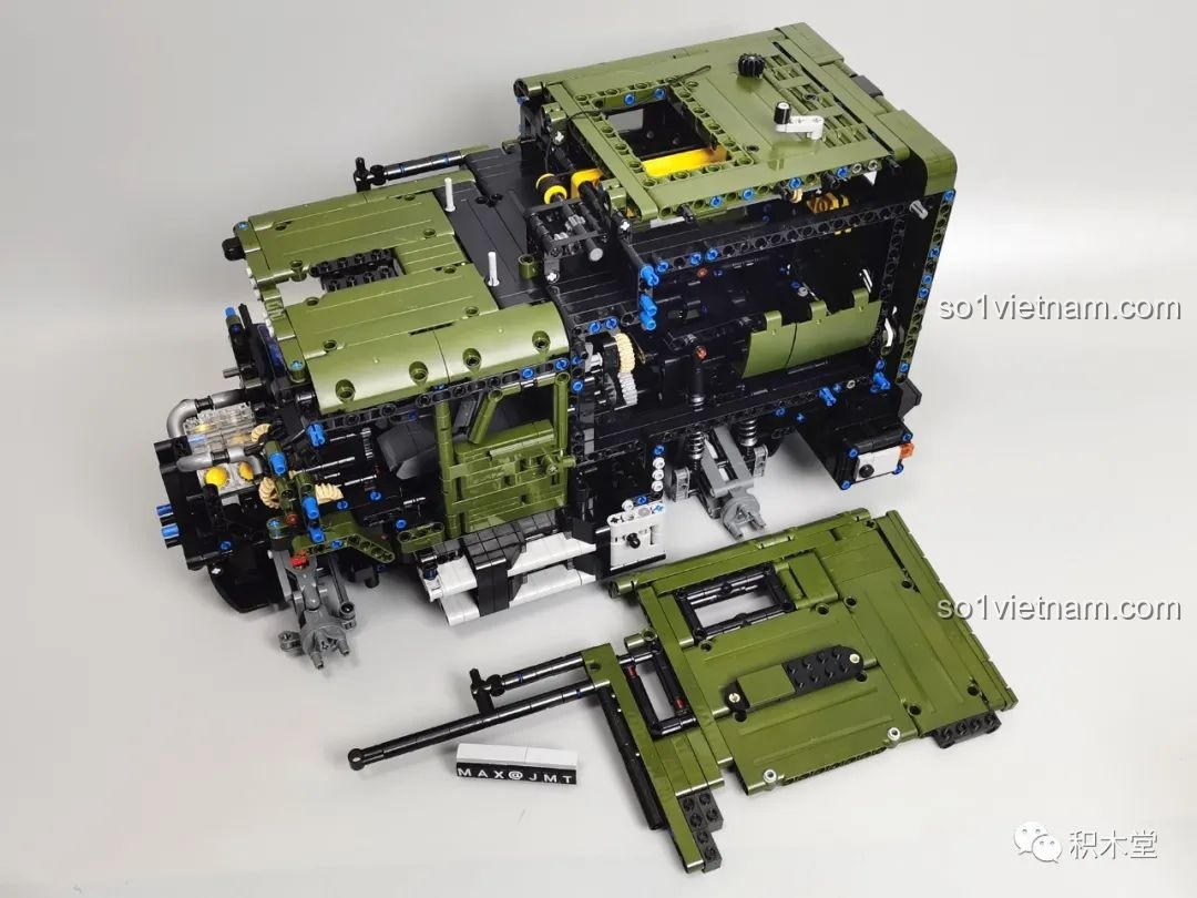 Chi tiết khoang chứa dụng cụ bên hông xe