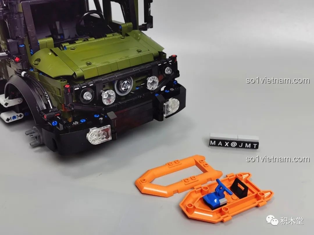 Chi tiết khoang chứa đồ phía sau xe và các vật dụng