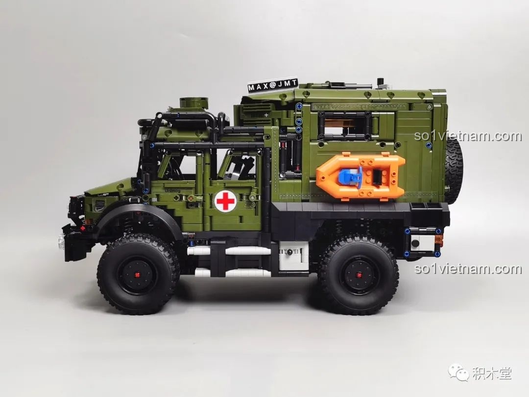 So sánh kích thước Xe Cứu Hộ Unimog T4023 với Ferrari Daytona SP3