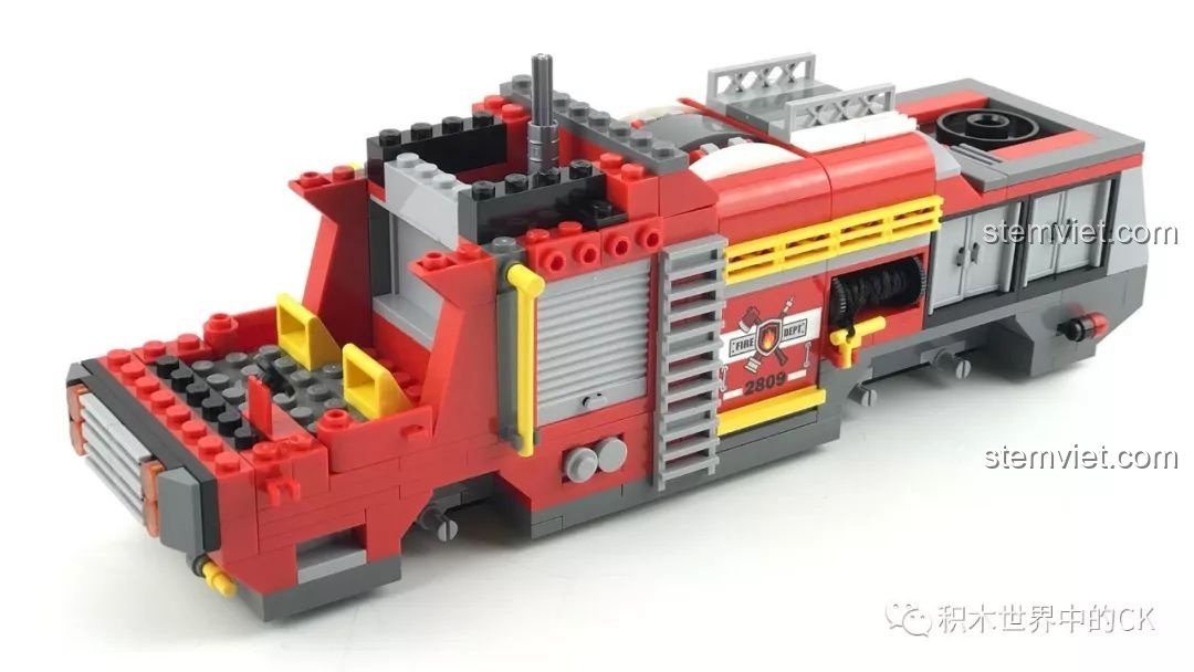 Mô hình xe cứu hỏa QMAN 2809 gần hoàn thiện, cho thấy cấu trúc phức tạp và nhiều chi tiết.