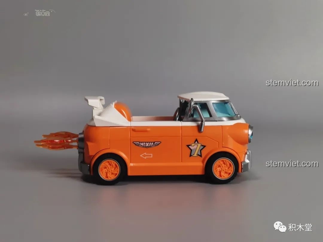 Góc nhìn cạnh bên của xe Decepticons 74016 Enlighten đã hoàn thành.