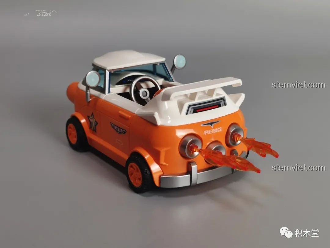 Mặt sau của xe Decepticons 74016 Enlighten đã lắp ráp hoàn chỉnh.