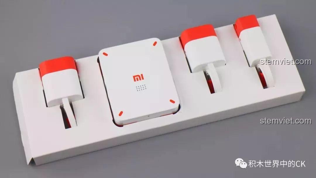 Hộp đựng riêng cho bộ điều khiển trung tâm và các động cơ của Xe Địa Hình 4 Bánh Chủ Động Thông Minh, được sắp xếp gọn gàng.