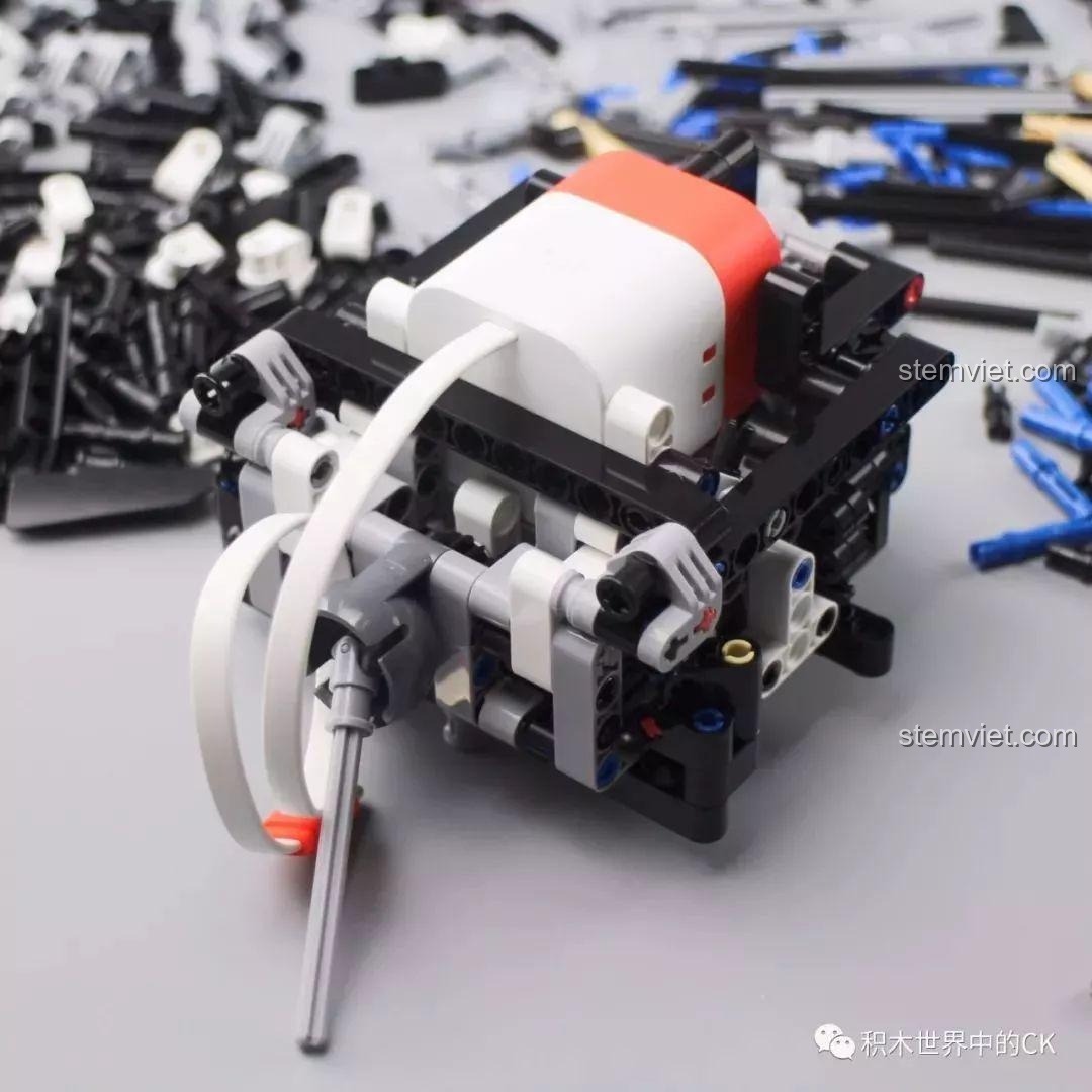 Động cơ được gắn vào khung gầm của Xe Địa Hình 4 Bánh Chủ Động Thông Minh, một bước quan trọng trong quá trình lắp ráp.