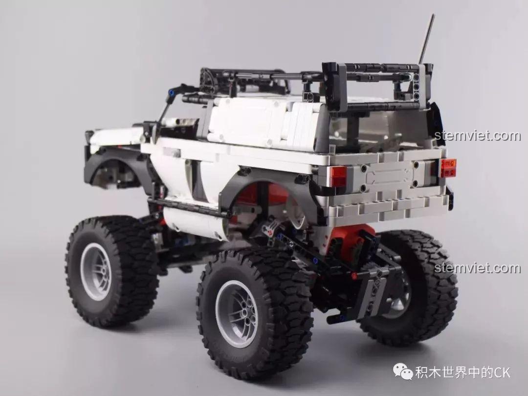 Góc nhìn chéo từ phía sau của Xe Địa Hình 4 Bánh Chủ Động Thông Minh, cho thấy chi tiết phần đuôi và thân xe.