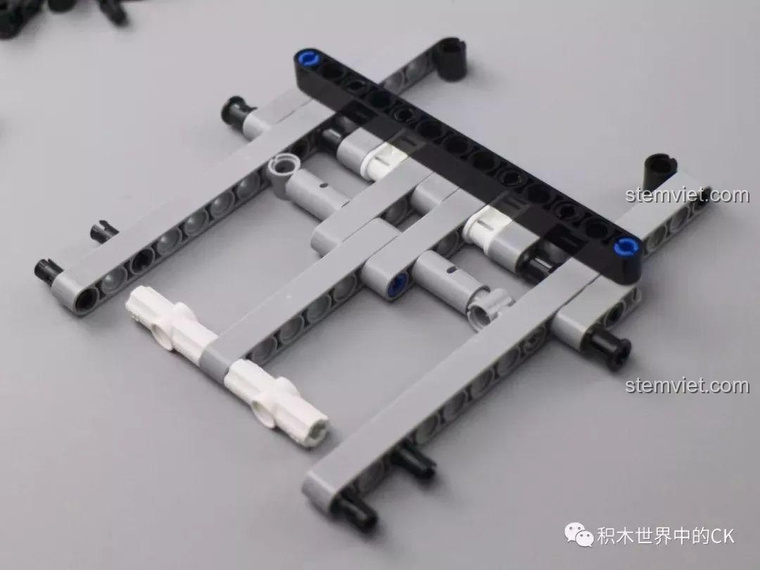 Khung gầm của Xe Địa Hình 4 Bánh Chủ Động Thông Minh đang được lắp ráp, cho thấy cấu trúc phức tạp bên trong.