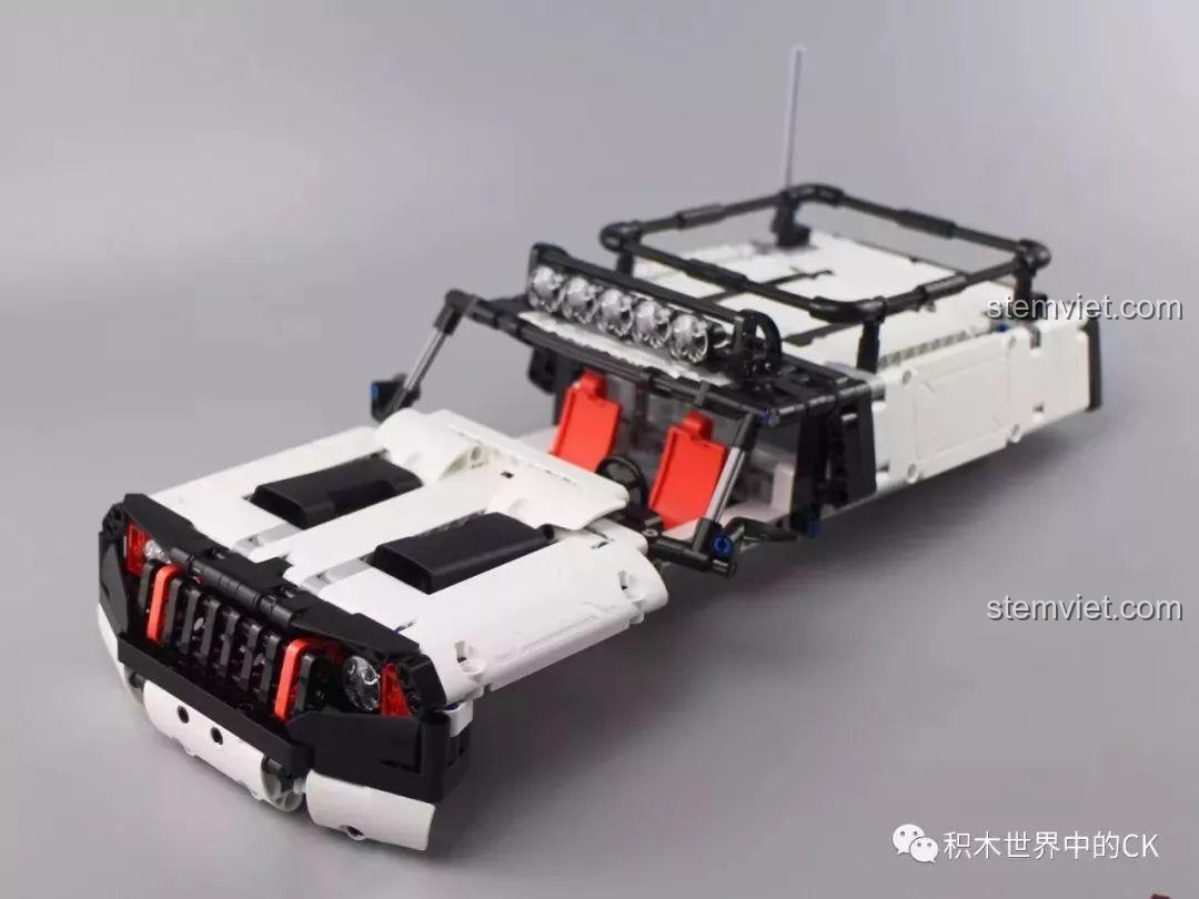 Nội thất của Xe Địa Hình 4 Bánh Chủ Động Thông Minh với ghế đỏ, vô lăng và khung bảo vệ đang được hoàn thiện.