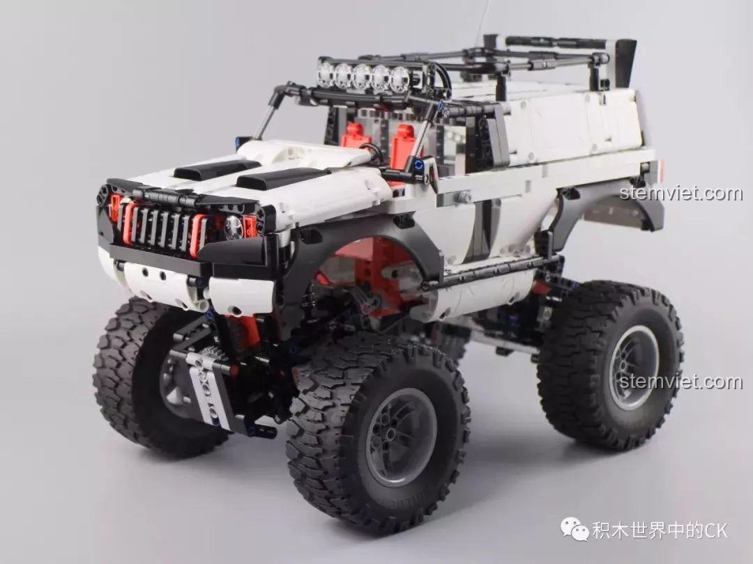 Mô hình Xe Địa Hình 4 Bánh Chủ Động Thông Minh YYSQC01IQI đã lắp ráp hoàn chỉnh, nhìn từ góc chéo phía trước.