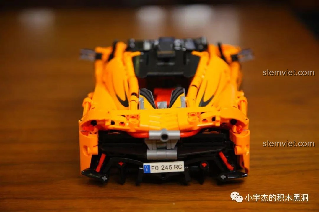 Mô hình xe địa hình lắp ráp màu đen và xanh lá, thể hiện sự đa dạng trong các bộ đồ chơi của Cada.