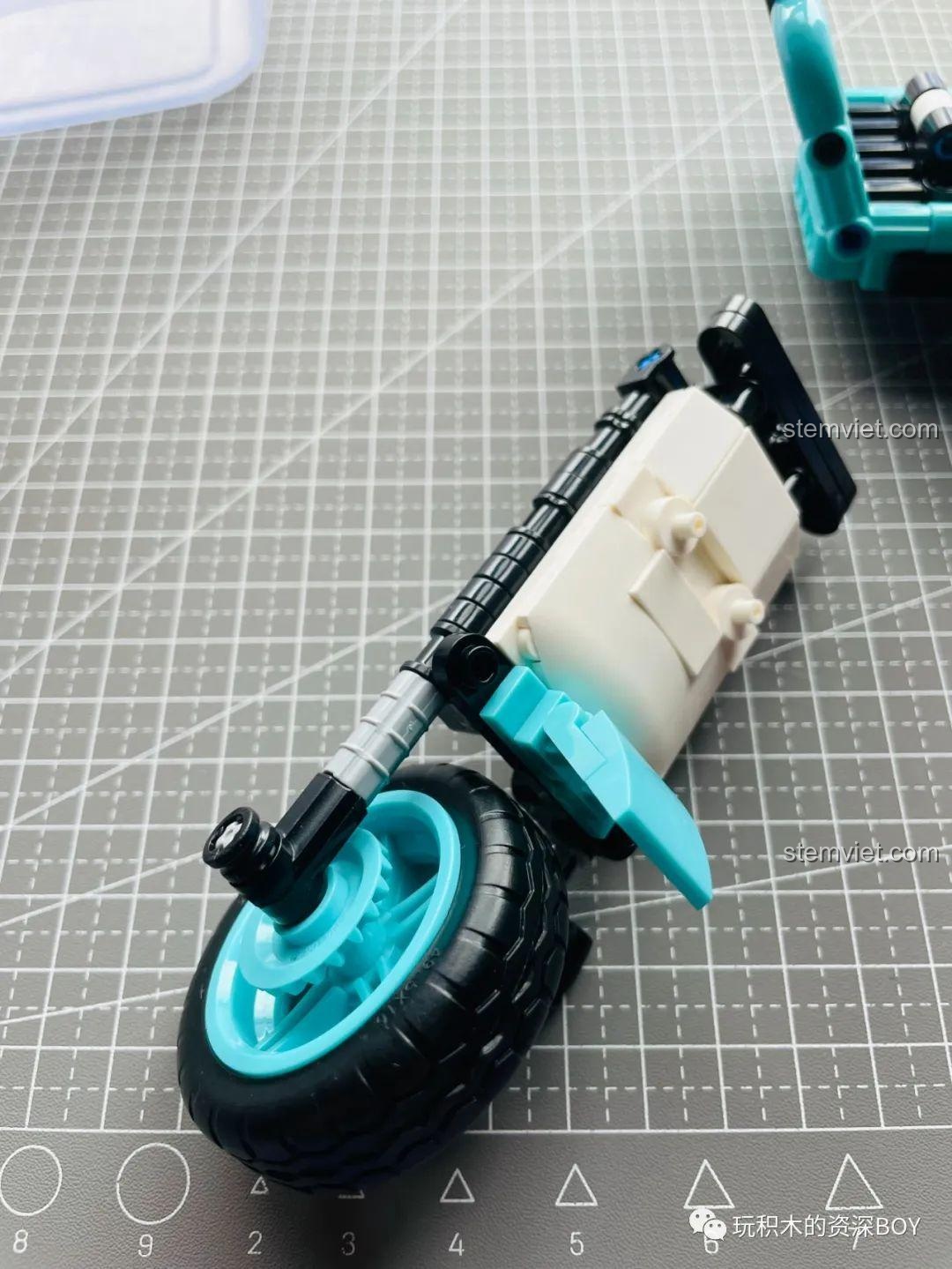 Các mô hình xe điện ZHEGAO đặt cạnh hộp, cho thấy sự tương đồng với hình ảnh sản phẩm.