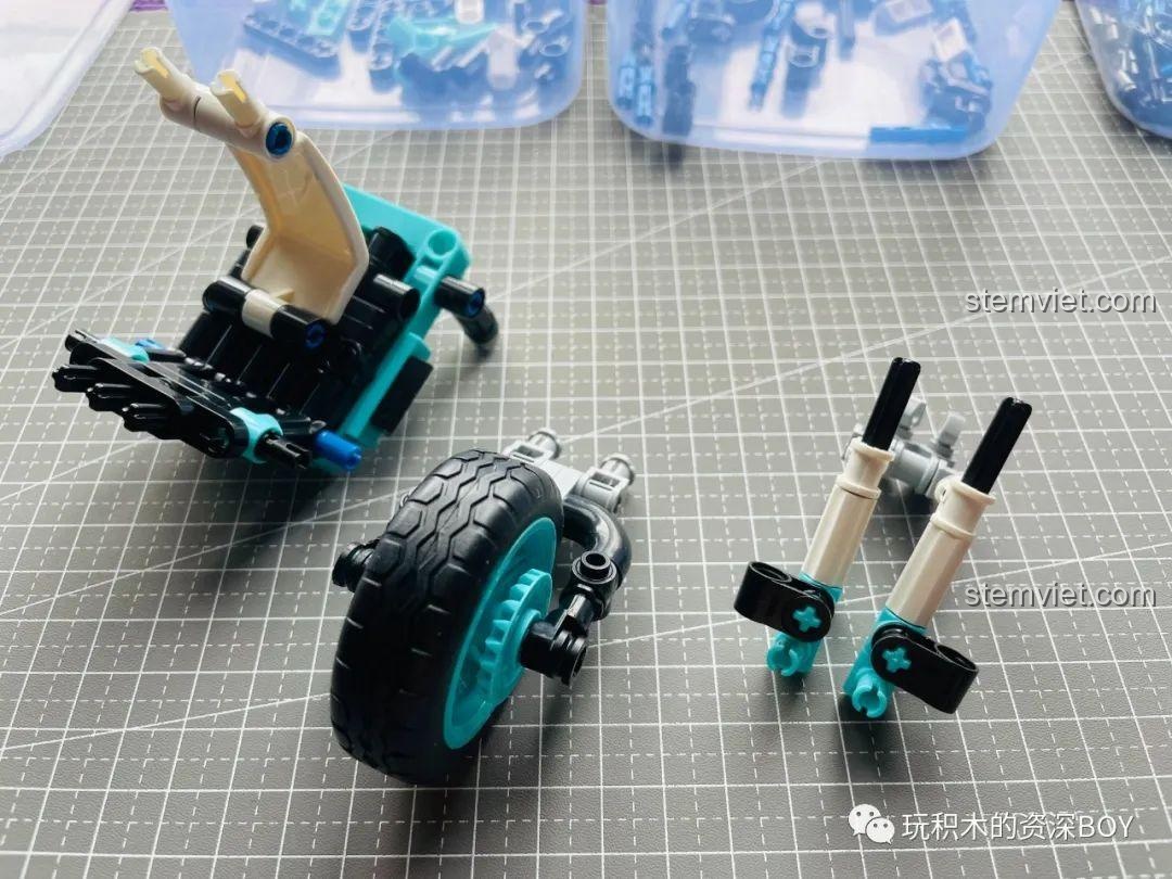 Mô hình xe điện ZHEGAO QL1265 màu xanh lá đã gần hoàn thiện.