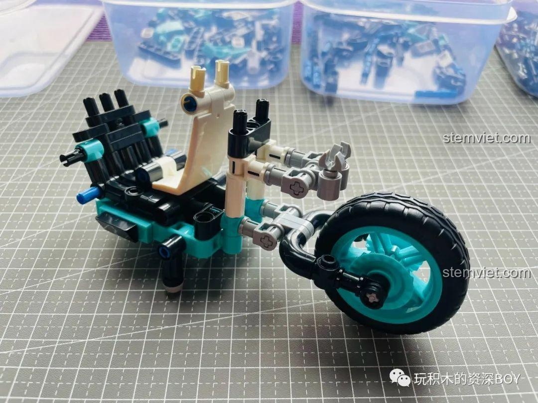 Mô hình xe điện ZHEGAO QL1265 màu xanh lá hoàn chỉnh, sẵn sàng để trưng bày.