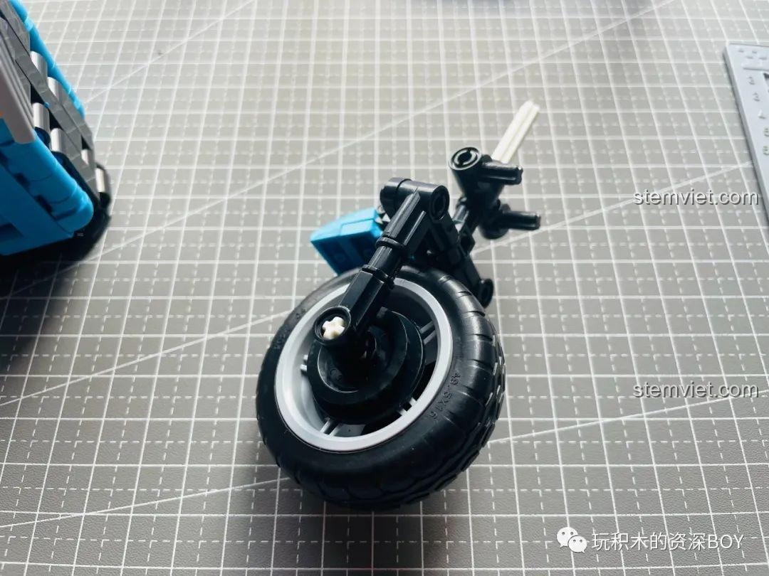 Mô hình xe điện ZHEGAO QL1266 màu xanh dương đã gần hoàn thiện.