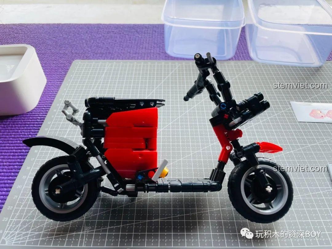 Mô hình xe điện ZHEGAO QL1267 màu đỏ đã gần hoàn thiện, thể hiện hình dáng tổng thể.