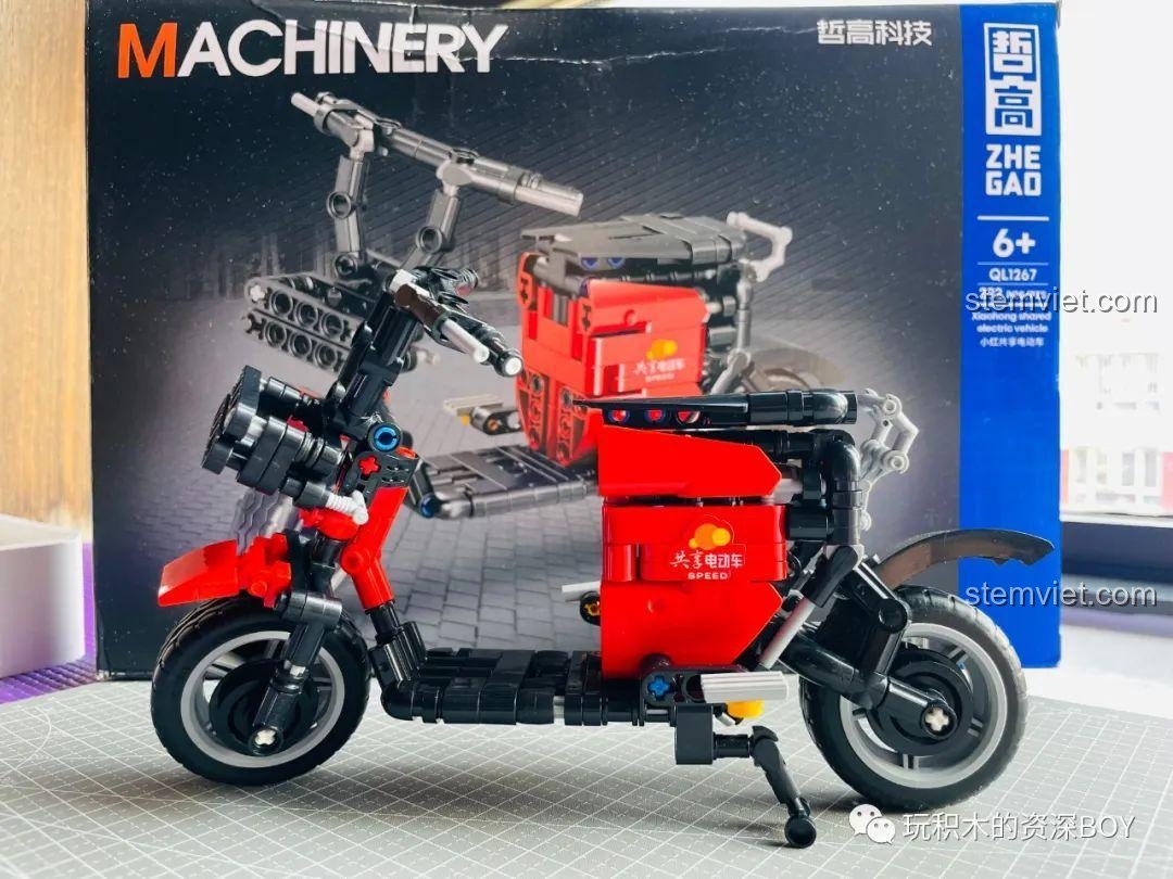 Mô hình xe điện ZHEGAO QL1267 màu đỏ hoàn chỉnh, sẵn sàng để trưng bày.