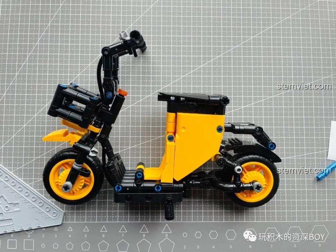 Mô hình xe điện ZHEGAO QL1268 màu vàng hoàn chỉnh, sẵn sàng để trưng bày.