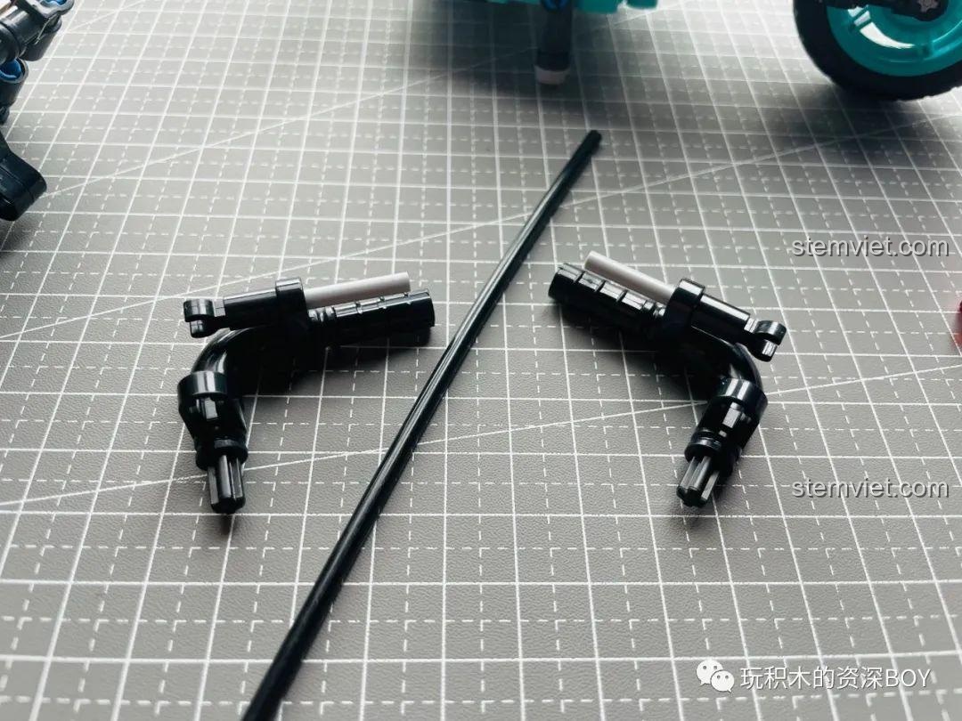 Góc nhìn khác của các mô hình xe điện ZHEGAO đặt cạnh hộp, thể hiện sự sống động.