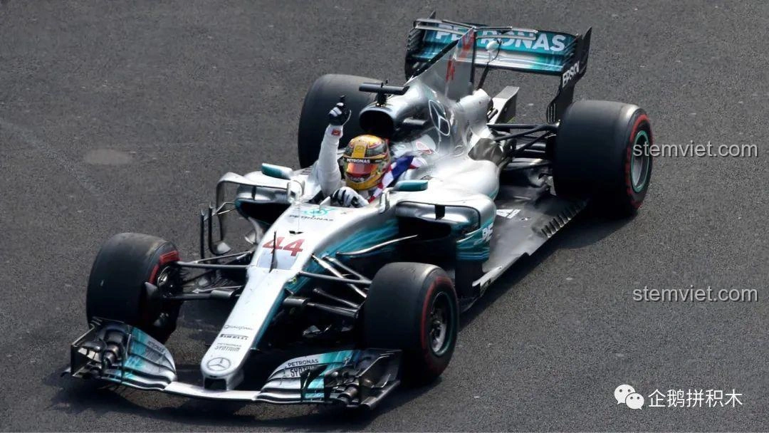 Hình ảnh chiếc xe đua Công thức 1 (F1) thực tế trên đường đua, nguyên mẫu cho bộ lắp ráp Mould King 13117 F1.