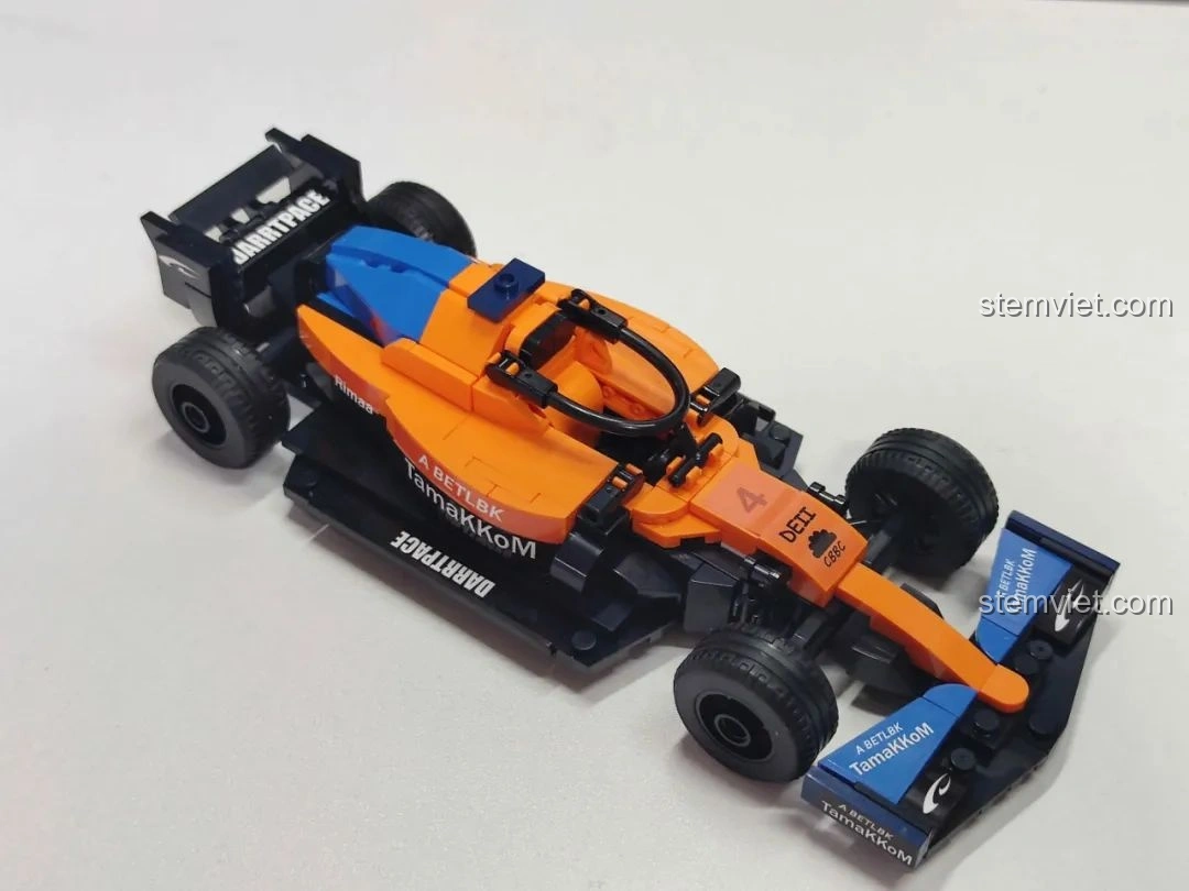 Góc nghiêng của mô hình xe đua F1 màu cam MJ Technology 13014, thể hiện đường nét mạnh mẽ.