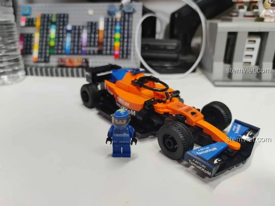 Góc nhìn từ trên xuống của mô hình xe đua F1 màu cam MJ Technology 13014, thể hiện thiết kế độc đáo.