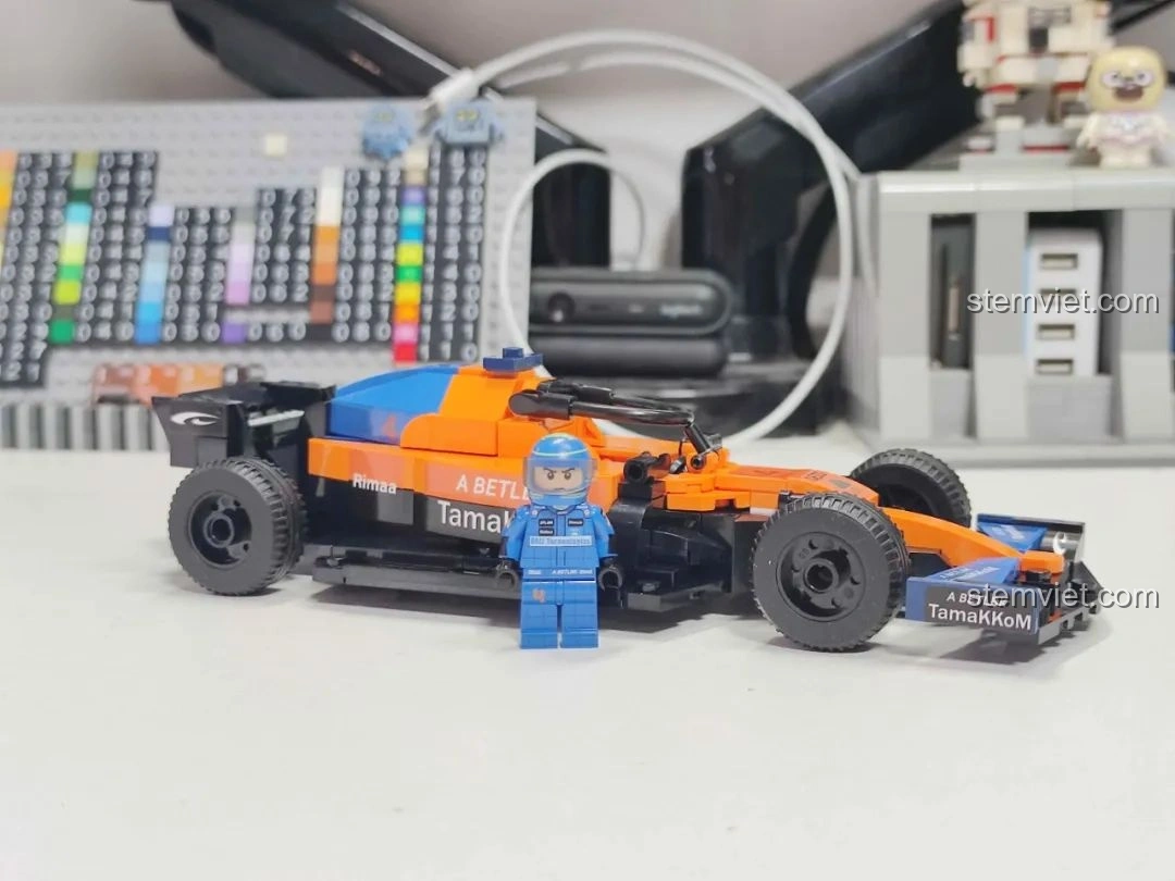 Mô hình xe đua F1 màu đỏ đã hoàn thiện từ bộ MJ Technology 13014, cùng minifigure người lái.