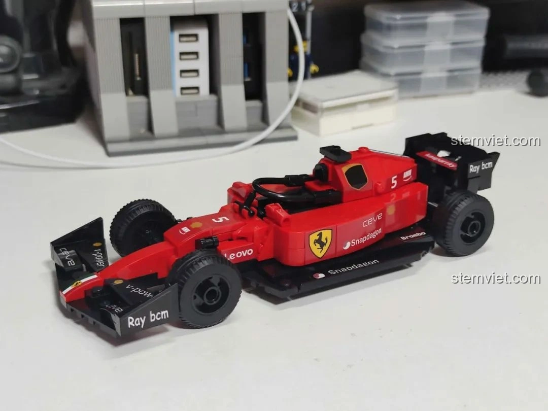 Góc nghiêng của mô hình xe đua F1 màu đỏ MJ Technology 13014, thể hiện vẻ đẹp kỹ thuật.