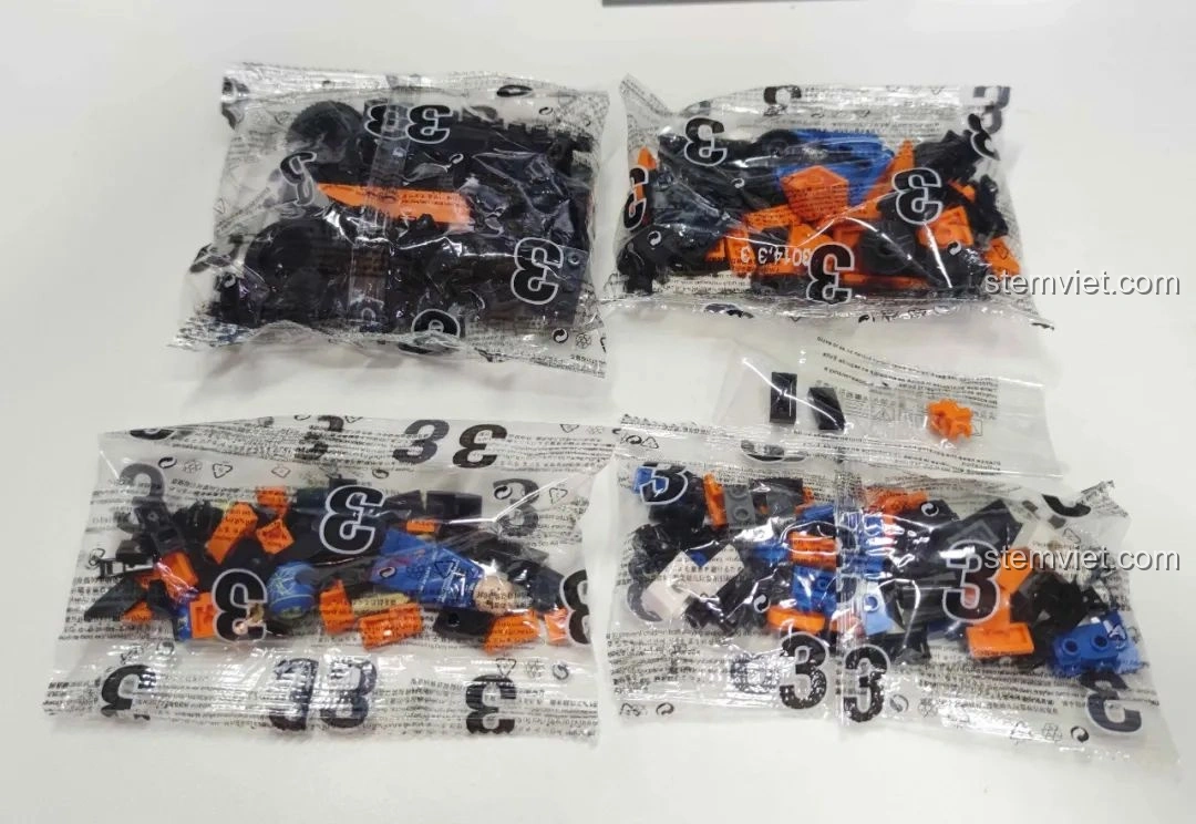 Mô hình xe đua F1 màu xanh đã hoàn thiện từ bộ MJ Technology 13014, cùng minifigure người lái.