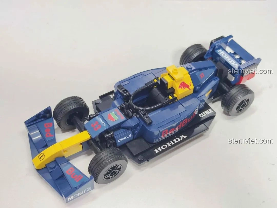 Góc nghiêng của mô hình xe đua F1 màu xanh MJ Technology 13014, thể hiện chi tiết thiết kế.