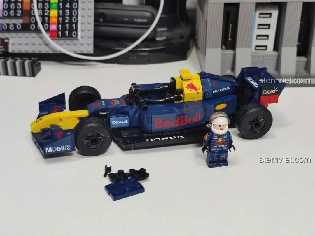 Góc nhìn từ trên xuống của mô hình xe đua F1 màu xanh MJ Technology 13014, thể hiện thiết kế khí động học.