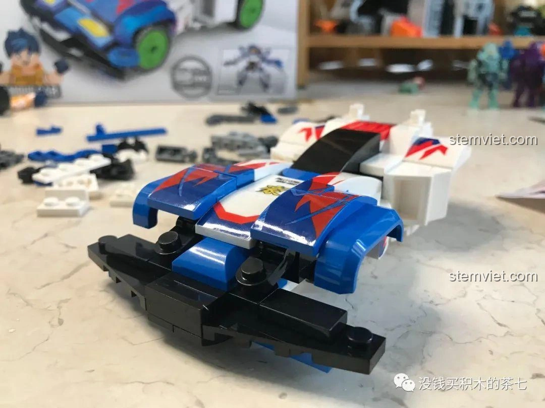 Mô hình xe đua Magnum Saber của Sembo 607042 đã hoàn thiện, nhìn từ góc nghiêng, với màu xanh dương và trắng nổi bật, thiết kế mạnh mẽ.
