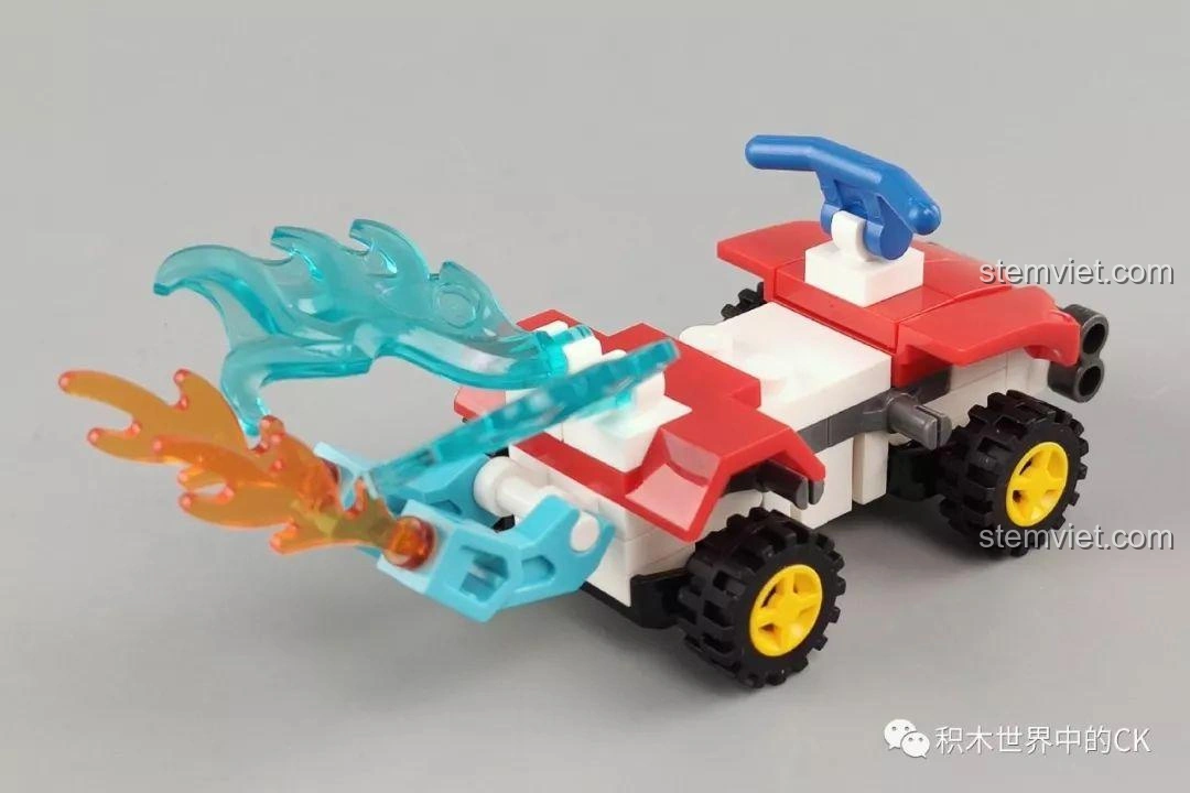 Góc nhìn khác của xe đua nhỏ lắp ráp từ bộ SY1448 Toy Story 4, hiển thị chi tiết lửa và bánh xe.