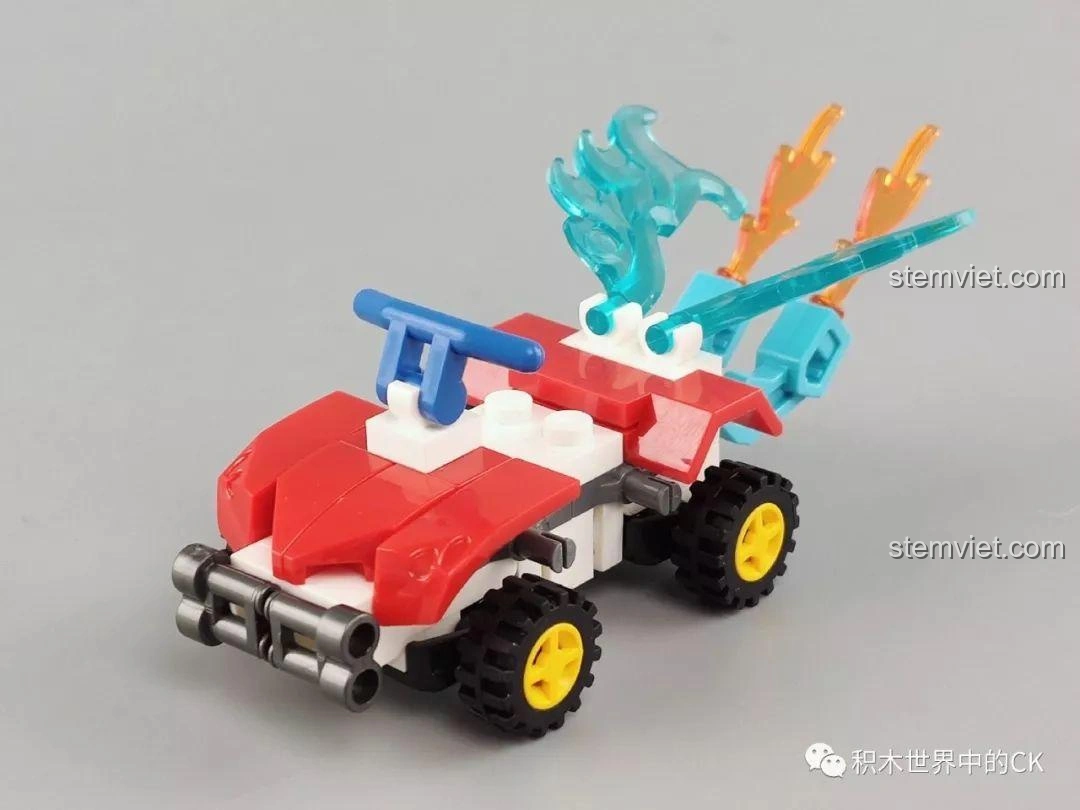 Mô hình xe đua nhỏ lắp ráp từ bộ SY1448 Toy Story 4, với màu đỏ, trắng và các chi tiết lửa xanh.