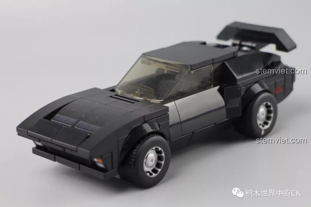 Mô hình xe đua màu đen Sembo Block 607045 đã lắp ráp hoàn chỉnh, góc nhìn phía trước.