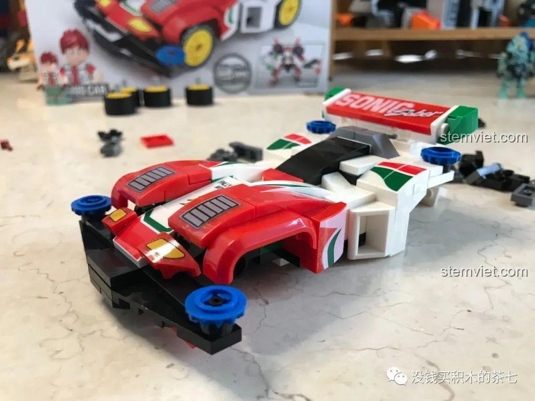 Mô hình xe đua Sonic Saber của Sembo 607044 đã hoàn thiện, nhìn từ góc nghiêng, với thiết kế khí động học và màu sắc đỏ xanh lá đặc trưng.