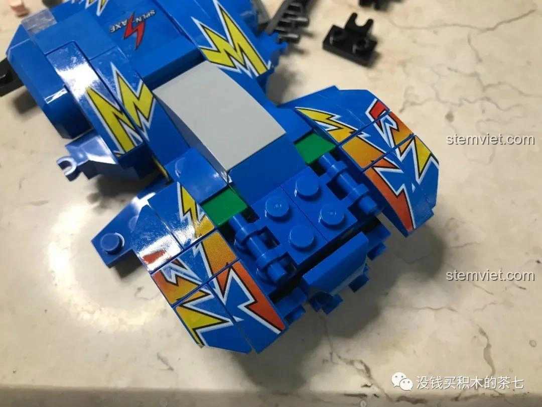 Mô hình xe đua Spin Axe của Sembo 607043 đã hoàn thiện, nhìn từ góc nghiêng, với màu xanh dương và vàng nổi bật, thiết kế độc đáo.