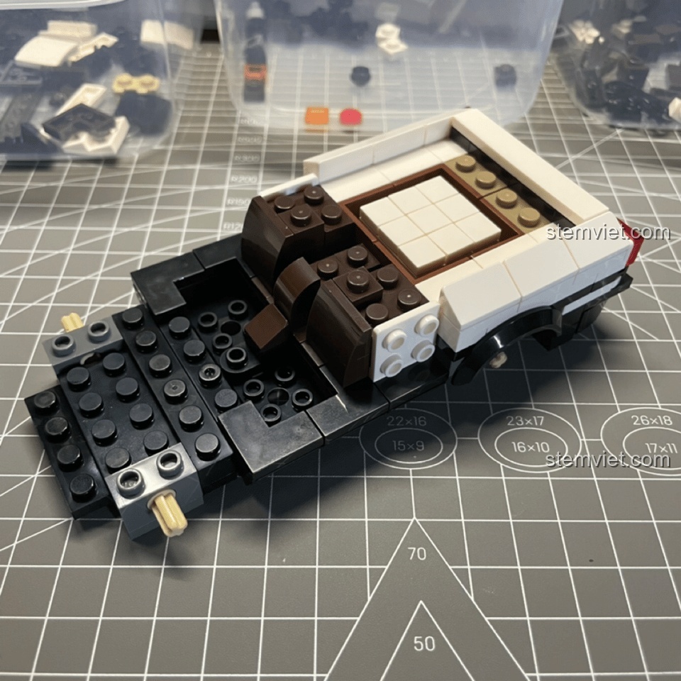 Mô hình Mould King 27013 Xe Đua Toyota AE86 đang trong quá trình lắp ráp, phần thân xe và nội thất dần hiện rõ.