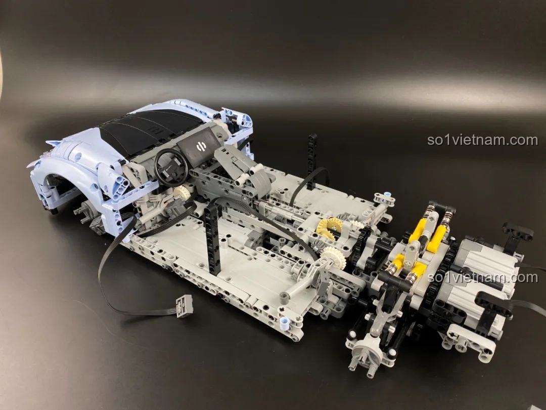 Xe HiPhi Z Pixel Sci-Fi Car Model của Pantasy đang trong quá trình lắp ráp