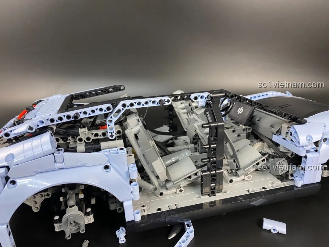 Xe HiPhi Z Pixel Sci-Fi Car Model của Pantasy đang trong quá trình lắp ráp