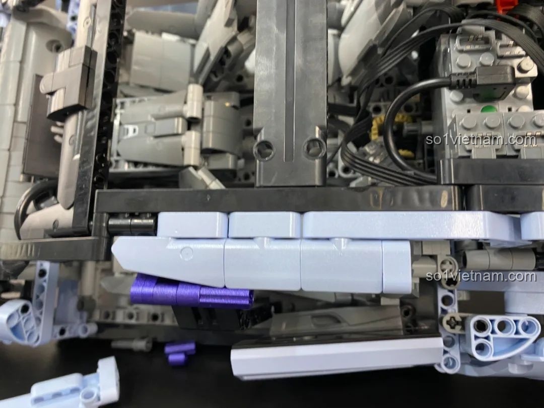 Xe HiPhi Z Pixel Sci-Fi Car Model của Pantasy đang trong quá trình lắp ráp