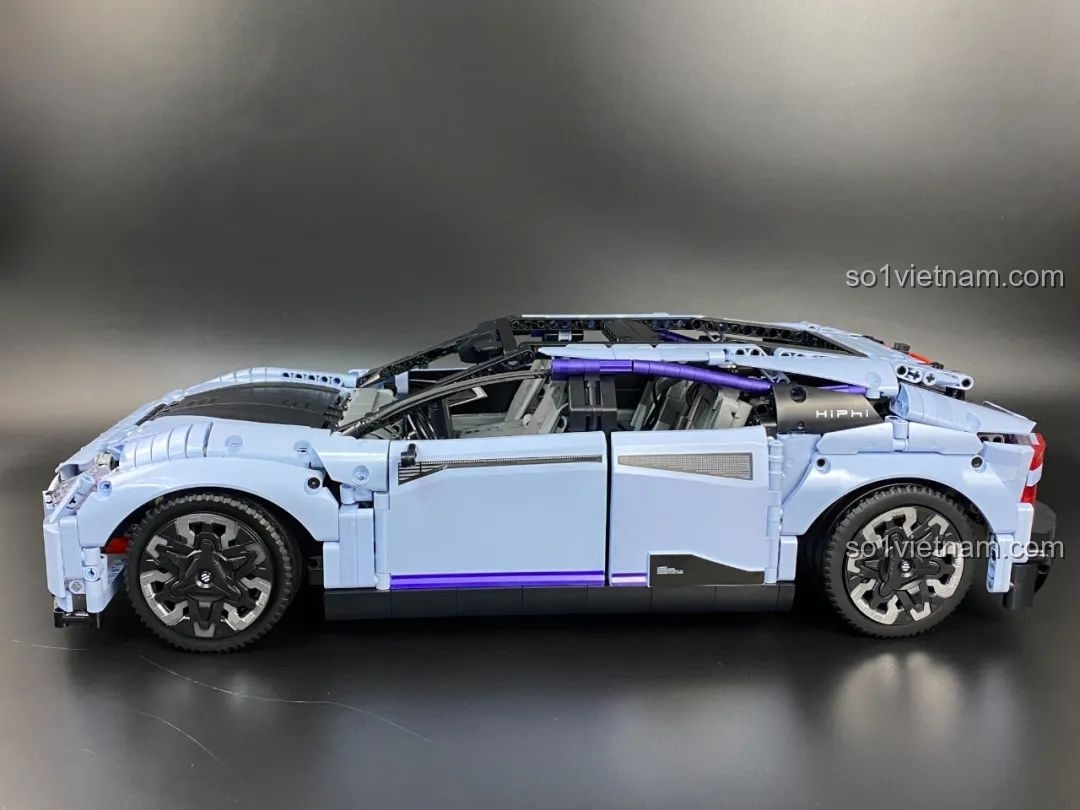 Xe HiPhi Z Pixel Sci-Fi Car Model của Pantasy đang trong quá trình lắp ráp