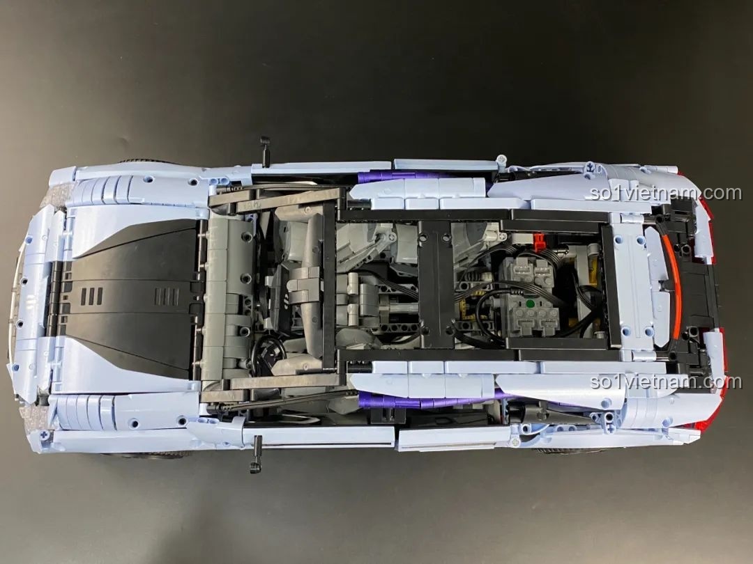 Xe HiPhi Z Pixel Sci-Fi Car Model của Pantasy đang trong quá trình lắp ráp