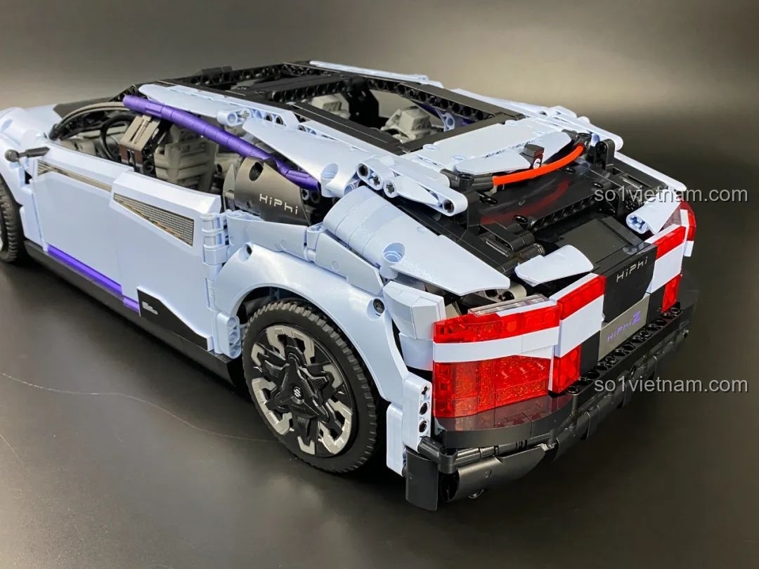 Xe HiPhi Z Pixel Sci-Fi Car Model của Pantasy đang trong quá trình lắp ráp